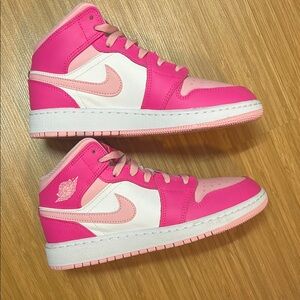Nike Air Jordan 1 Mid pink